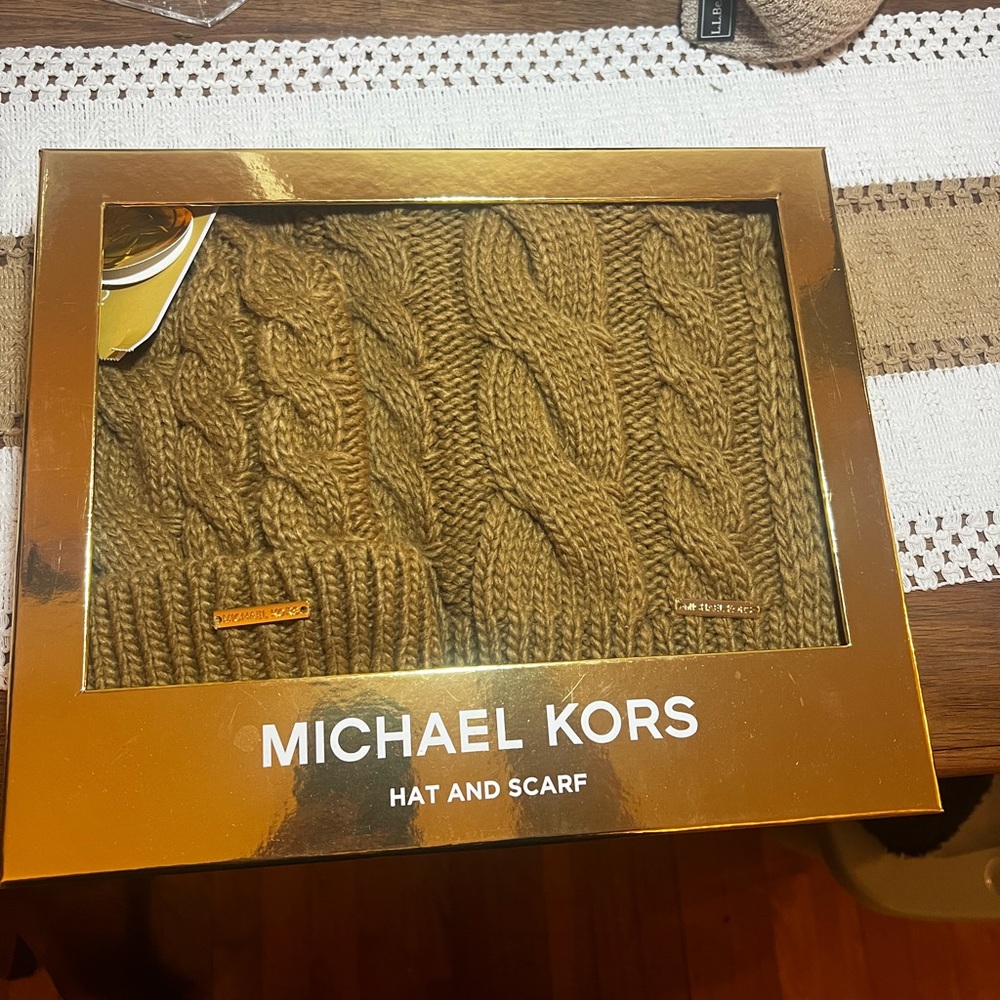 MICHAEL KORS Hat & Glove Set